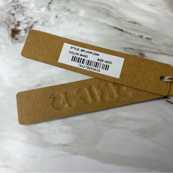 Skims Underwire bra size 40DD Sand, It's new, but I washed it. Never worn. - Picture 3 of 8